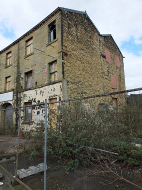 huddersfield İngiltere'de terk edilmiş terk edilmiş sanayi değirmeni tahtalı ve kırık pencereler ile