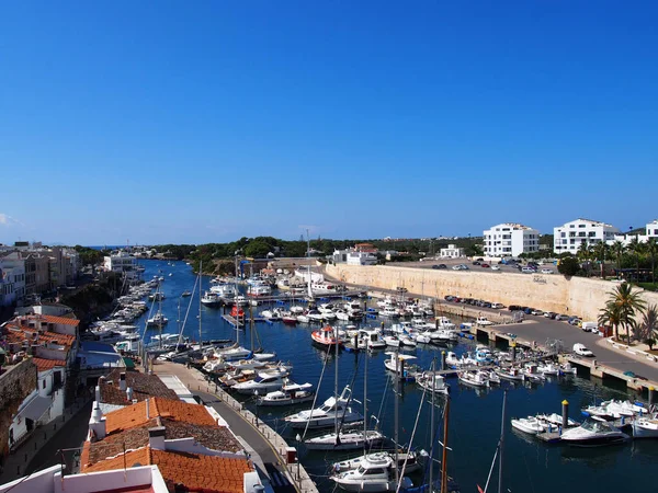 Panorámás kilátás nyílik a kikötőre és Ciutadella városképére Menorca városában — Stock Fotó