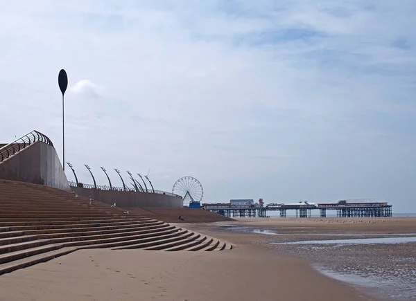 Widok Blackpool Pokazano Nadmorskiej Plaży Promenady Molo Oddali Słoneczny Dzień — Zdjęcie stockowe