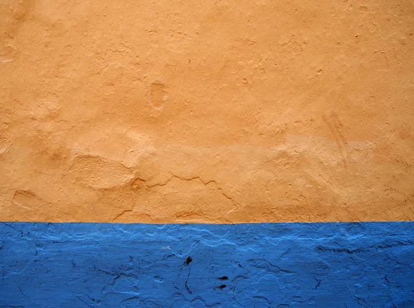 Turuncu Boyalı Eski Dokulu Sıkıntılı Beton Duvar Ile Parlak Mavi — Stok fotoğraf
