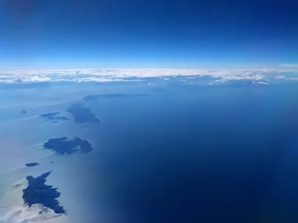 从平面 天空和云面的鸟瞰图 — 图库照片