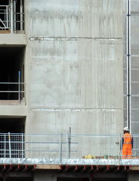 London, England-november 04, 2017: en byggnadsarbetare på söderna packar ihop förlägger platsen, en stor blandad användning utveckling vid den Canary Wharf gruppen — Stockfoto