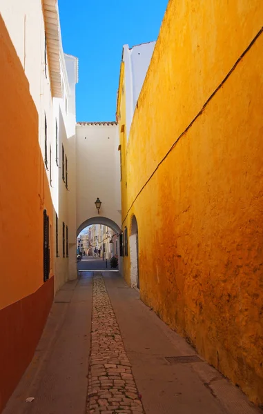 Long Narrow Alley Ciutadella Town Menorca Bright Yellow Wall Archway — Stock Photo, Image