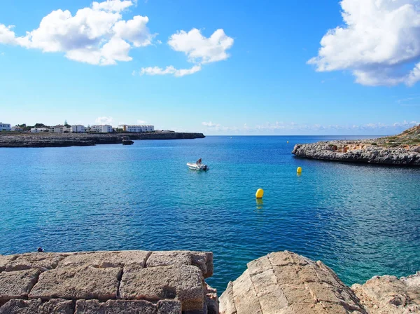 Vista Através Baía Cala Santandria Menorca Com Velhas Ruínas Militares — Fotografia de Stock