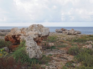 Menorca İspanya tipik kayalık kayalık üstleri üzerinde dağınık büyük kayalar ile Engebeli kıyı arazi