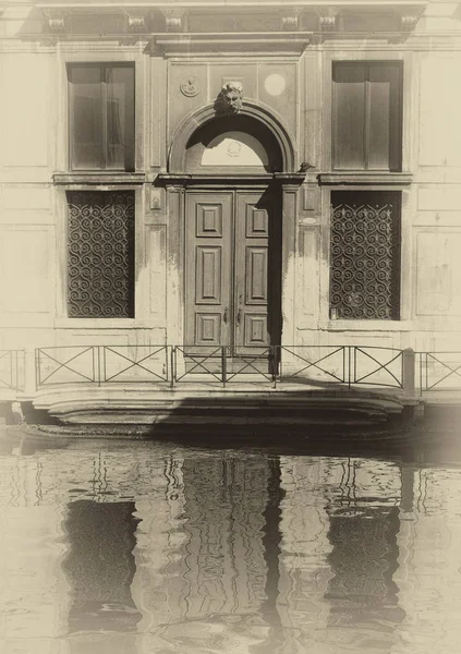 Изображение Сепии Старого Здания Вдоль Канала Венеции Жалюзи Дверью Отраженной — стоковое фото