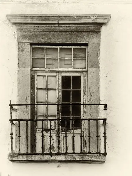 Изображение Сепии Старого Живописного Рушащегося Окна Балконе Пилинговой Краской Ржавыми — стоковое фото