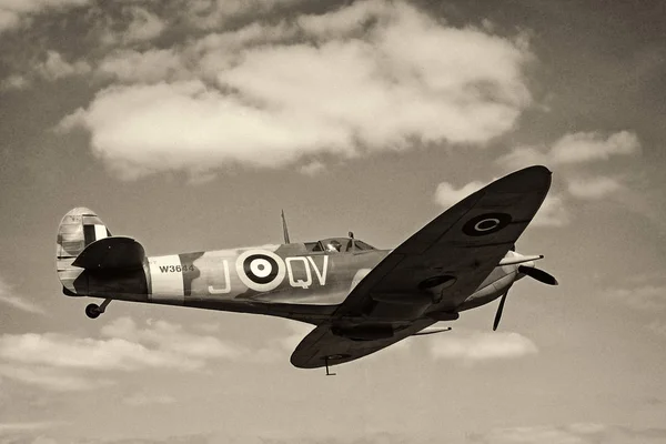 Blackpool, Lancashire, İngiltere - 10 Haziran 2018: Vintage dünya savaşı 2 Mark Vb uçuş ta spitfire bulutlar ile mavi bir gökyüzü againt