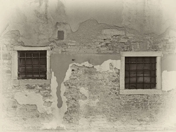 Ein Sepiabild Der Notleidenden Bemalten Wand Mit Zwei Fensterbalken Mit — Stockfoto