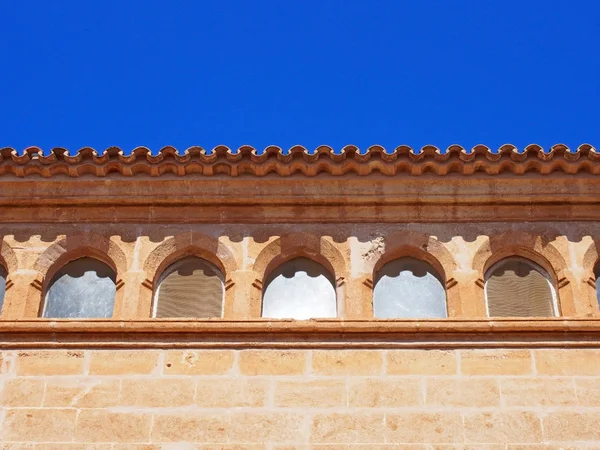 Крупним Планом Лінія Даху Старої Кам Яної Іспанської Будівлі Вигнутими — стокове фото