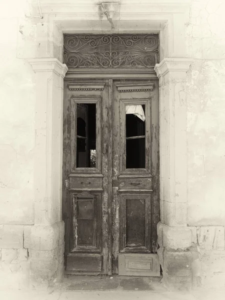 Sepia Blick Auf Eine Kaputte Alte Doppeltür Ein Traditionelles Verlassenes — Stockfoto