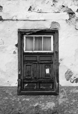 yıpranmış ahşap ile çürüyen bir evde yeşil eski eski eski sefil pencere 