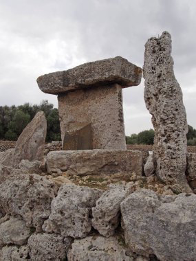 Talaiot de Trepuco megalitik t şeklindeTaula anıt güneşli bir günde o Menorca İspanya