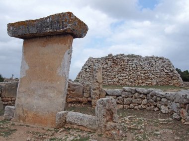 Talaiot de Trepuco megalitik t şeklindeTaula anıt güneşli bir günde o Menorca İspanya