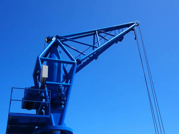 クローズアップの青い港ドックサイド重いクレーン — ストック写真