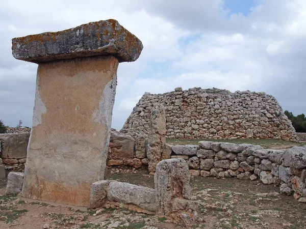 Talaiot de trepuco megalithischen t-förmigen taula Denkmal in sonnigen Tag Menorca Spanien — Stockfoto