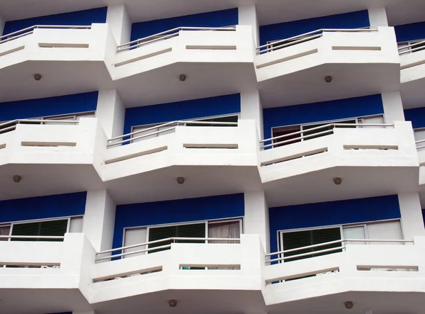 Apartamentos modernos com varandas brancas e detalhes azuis com ang — Fotografia de Stock