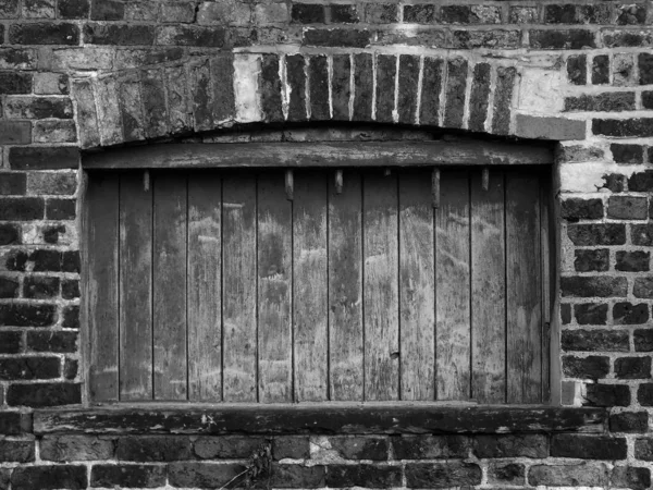 Boarded up window in old derelict building — Stock Photo, Image