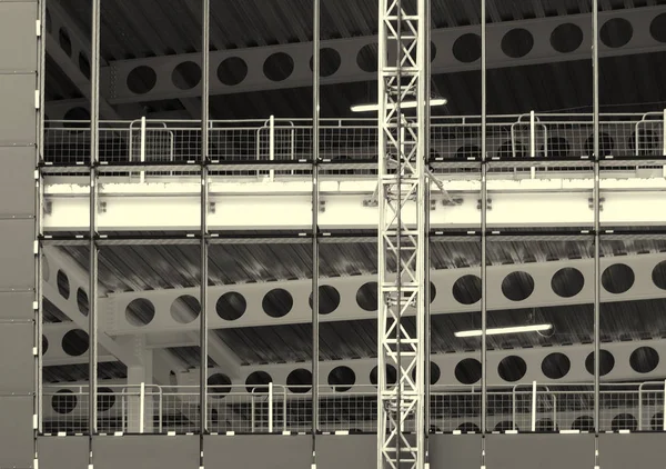フェンスと建物のホイストを持つ鋼鉄の枠組みと桁を持つ大規模な建設現場のモノクロ画像 — ストック写真