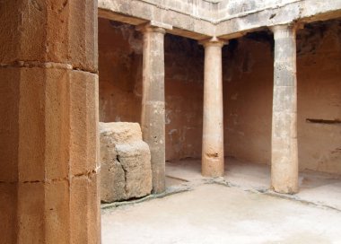 baf kıbrıs bir yeraltı mezarında sütunlar