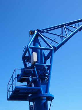 Limana yakın bir ağır vinç.