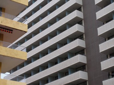 Geniş, modern, yüksek açılı balkonlu apartmanlar.