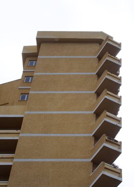 turuncu köşe balkonlu bina, seçici odak