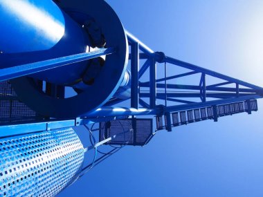 yakın çekimde yaz güneş ışığında mavi liman dockside ağır vinç 