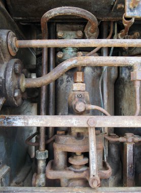 paslanma boruları ve silindirler ve cıvatalar gösteren büyük bir eski terk edilmiş deniz dizel motor yakın