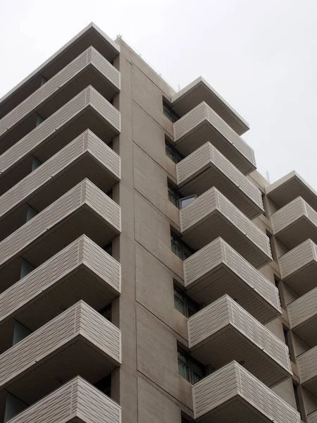 Bloco de apartamentos de concreto branco alto moderno com angula geométrica — Fotografia de Stock