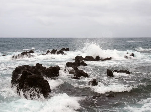 海景与风暴戏剧性的海浪打破沿海岩石与白色冲浪 — 图库照片