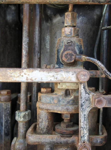 Détail du cylindre et des tuyaux dans un vieux rouillé pourrissant abandonné gros moteur à essence avec boulons tuyaux et tiges — Photo
