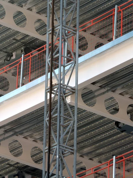 Närbild av en byggarbetsplats med balkar balkar och byggnadsställning torn — Stockfoto