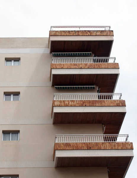 Appartements modernes de grande hauteur dans un immeuble en béton avec grande corne — Photo