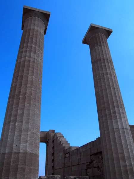 Columnas de la acrópolis en lindos rodos con cielo azul en suma — Foto de Stock