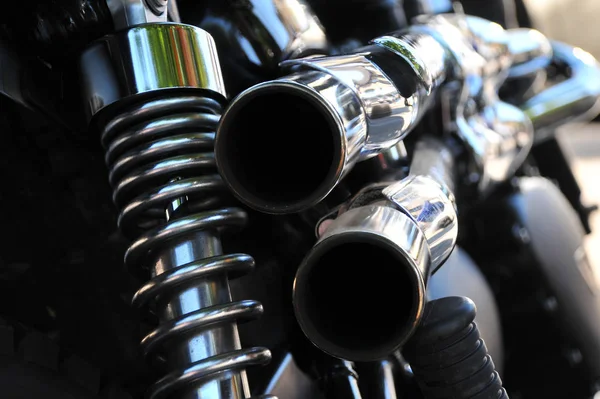 Vista posteriore ravvicinata di una potente moto d'epoca nera che mostra sospensioni e tubi di scarico cromati lucidi — Foto Stock