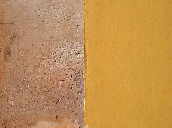Bej dokulu kireçtaşı duvar yüzeyi yarım parlak sarı boyalı — Stok fotoğraf