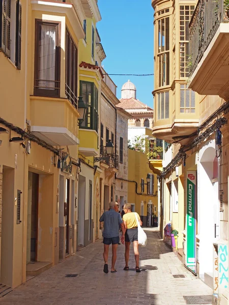 Dwóch starszych mężczyzn chodzenie na ulicy w centrum miasta Ciutadella Menorca — Zdjęcie stockowe