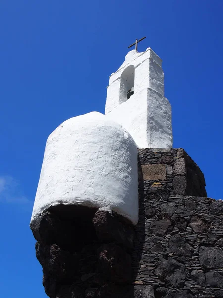 Biała dzwonnica i kopuła na zabytkowym forcie w Puerto Cruz — Zdjęcie stockowe