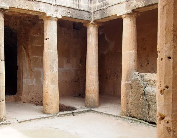 La antigua cámara funeraria con columnas y puerta de la tumba número 3 en la tumba de la necrópolis de los Reyes en Paphos Chipre — Foto de Stock
