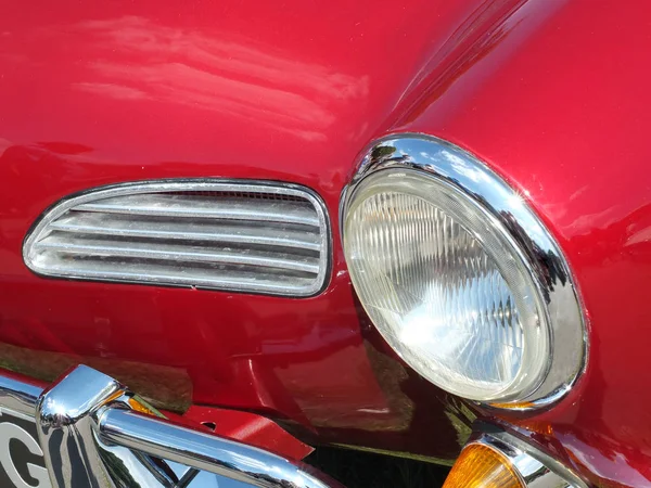 Kratka Reflektor Szczegółowo Starego Czerwonego Rocznika Samochodu Sportowego Chromowane Szczegóły — Zdjęcie stockowe