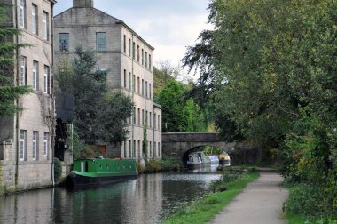 rochdale kanalı ile hebden köprü, çekici tekneler ve eski bui