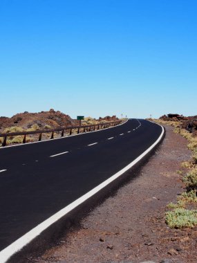 backgr dağlar ile boş bir yolda uzun dolambaçlı eğrisi