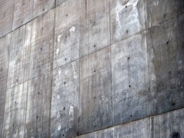 açısal desenli ve tekrarlayan işaretlerile lekeli beton duvar