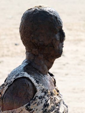 Anthony Gormley 'nin kesişen kısmındaki kumsalda paslı kafa. 