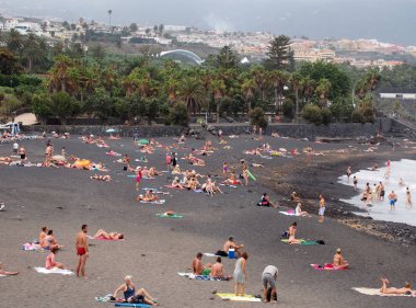 Sahildeki insanların yaz manzarası