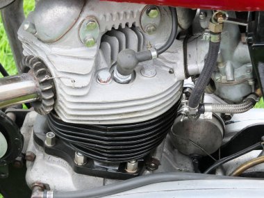 silindir ve kıvılcım gösteren vintage İngiliz motosiklet motoru