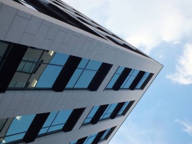 s ile modern ticari ofis binası dikey görünümü köşesi