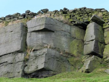 sarp kumtaşı ile Yorkshire kırlarda dramatik taş çıkıntı 