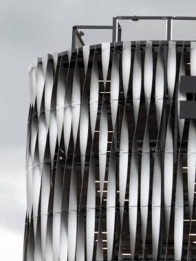 dikey bükümlü simetrik levhalar ile modern metalik bina